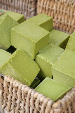 Taze yeşil sabunlar, güzelce örülmüş sepetin içine yerleştirilmiş, satılmaya hazır..