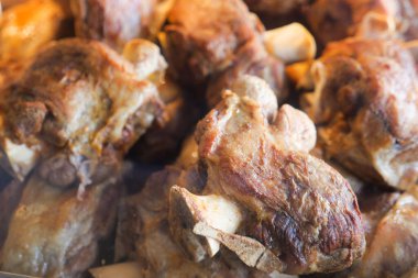 Lezzetli et parçaları, hareketli bir gıda pazarı ortamında sergileniyor..