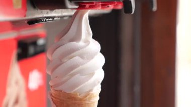 Lezzetli yumuşak servis dondurması yerel bir dükkanda bir külahta dondurmaya dönüşüyor..