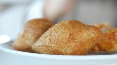 Lezzetli kızartmalar beyaz bir tabakta servis edilir, davetkar ve taze..