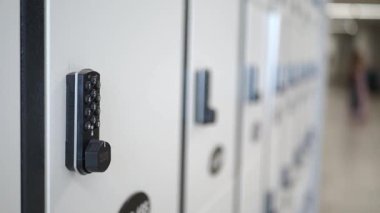 Bu kamu tesisinde tuş takımı girişi olan dolaplar mevcuttur.