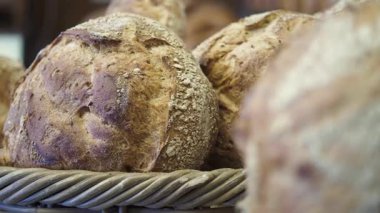 Sıcak bir fırın atmosferinde örülmüş sepetin üzerinde dinlenen zanaatkar ekmeği..