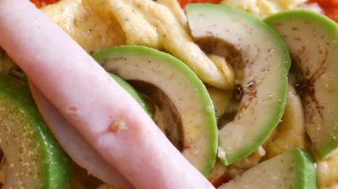 Avokado ve jambonlu omlet. ,