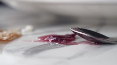 Tabaktaki arta kalan tatlıyı yakın plan çek.,