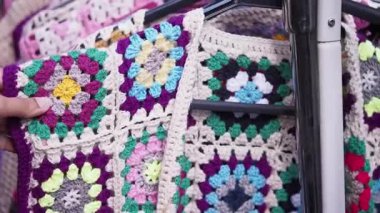 Açık hava pazarında sergilenen canlı bir örgü süveter..