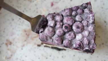 Lezzetli bir dilim çilek çatalla servis edilir, cezbedici bir tat..