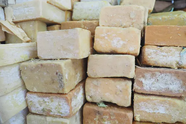Yerel bir markette düzenli dizilmiş çeşitli el yapımı sabun tuğlaları.