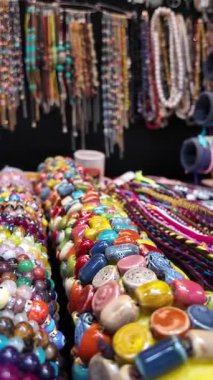 Çeşitli malzemelerden yapılmış eşsiz el yapımı mücevherler keşfedin.