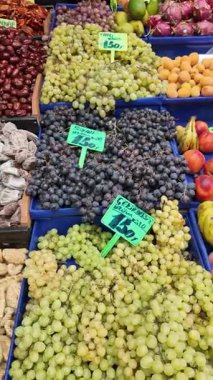 Markette bulunan canlı taze meyveleri keşfedin..