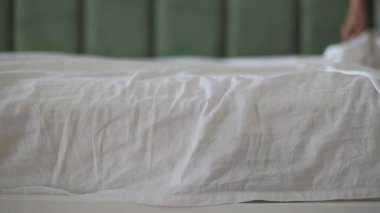 İyi aydınlatılmış, davetkar bir yatak odası için rahat bir yatak odası..