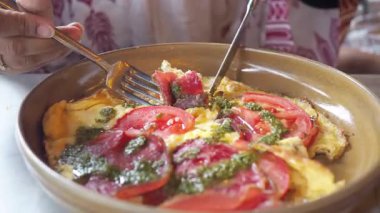 Domatesli omlet ve yenen pesto.