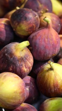 Sonbaharda toplanan incirlerin canlı renklerinin ve dokularının tadını çıkarın..