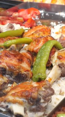 Yeşil biber ve pirinçle servis edilen lezzetli ızgara tavuğun tadını çıkarın..