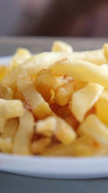 Lezzetli, taze kızarmış patatesler, günlük bir lokantada tabakta üst üste yığılmış..