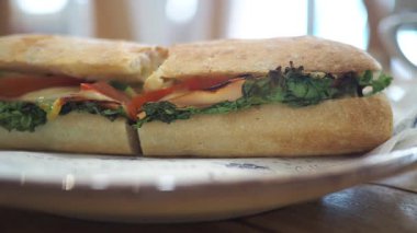 Sebzeli ve etli taze sandviç yapmanın tadını çıkar..