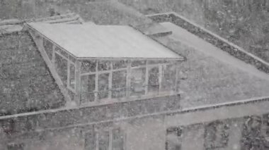 Şehir çatılarına sürekli kar yağıyor. Kış harikalar diyarı manzarası yaratıyor..