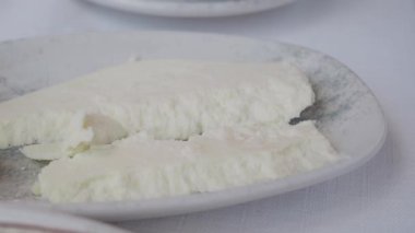 Markette servis edilen taze geleneksel peynir..