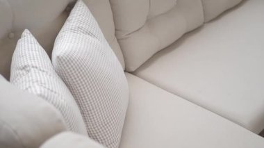 Lüks yastıkları ve rahat kumaşları olan şık bir yaşam alanı keşfedin..