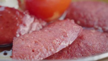 Sosis ve domatesin yakın çekimi..