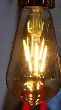 Kaliteli bir ampulün yakın plan görüntüsü sıcak bir ortamda ışık saçıyor..