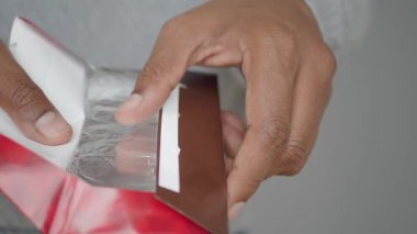 Çikolata paketini açmaya yakın..