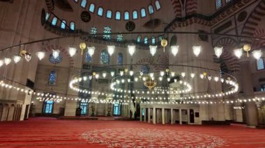 Işıklar ve dekorla süslenmiş, iç mekânları muhteşem olan bir cami keşfetmek..