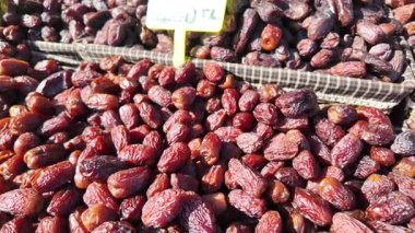 Öğleden sonra kalabalık bir pazarda bir sürü olgun tarih sergilendi..