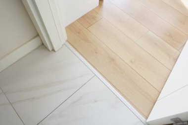 Kiremit ve ahşap döşeme arasındaki geçişin yakın bir görüntüsü..