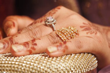 Ellerdeki kına tasarımları festival etkinliği için zarif yüzükler sergiliyor.