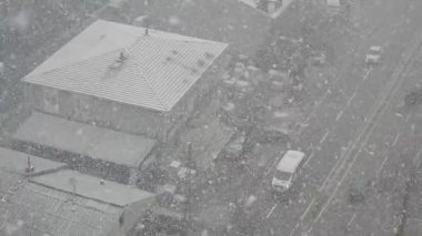 Kar sokakları ve çatıları kaplıyor. Kış harikalar diyarı yaratıyor..