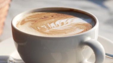 Açık havada güzel bir latte sanat tasarımı yapılır..