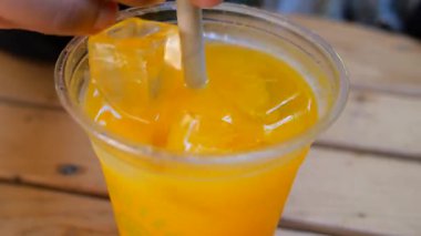 Sıcak bir günde buzlu, serin ve canlı bir içeceğin tadını çıkarıyorum..