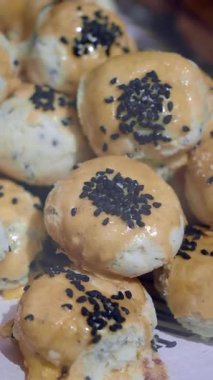 Susamlı ve ballı lezzetli hamur işleri sergileniyor..