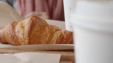 Yerel bir kafede taze, pul pul kruvasan ve kahve iç..