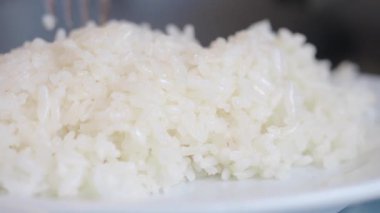 Basit teknikler ve ipuçlarıyla kabarık beyaz pirinç yapmayı öğren..