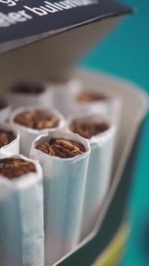 Yakın plan görüntüsü pakette düzgünce yerleştirilmiş tütünü vurgular.