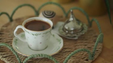 Örgü tepside bir fincan Türk kahvesi..