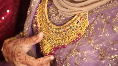 Kutlama sırasında takılan karmaşık mücevherlerin yakın plan görüntüsü.