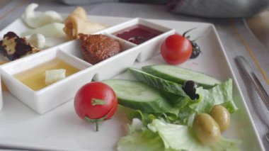 Lezzetli kahvaltı taze sebzeler ve geleneksel malzemelerle.