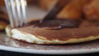 Yumuşak çikolata soslu pofuduk krepler tadını çıkarmaya hazır..