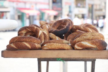 Pazar yerinde taze pişmiş Türk simit sergileniyor.