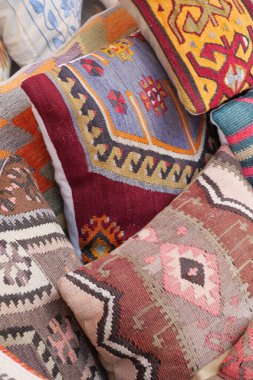 Kalabalık bir pazarda çeşitli canlı yastıklar düzenlenir..