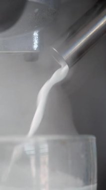 Sütün zengin, kremsi bir doku için ustalıkla pişirilmesini izleyin..