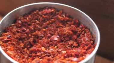 Kurutulmuş kırmızı biberlerin canlı renklerini ve dokularını keşfedin..