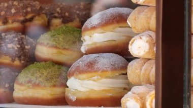 Renkli hamur işleri ve kremalı dolgular fırındaki müşterileri cezbediyor..