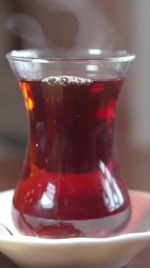 Sıcak bir ortamda bir fincan Türk çayının tadını çıkarıyorum..