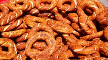  İstanbul 'daki pazarda Türk simit satışı.