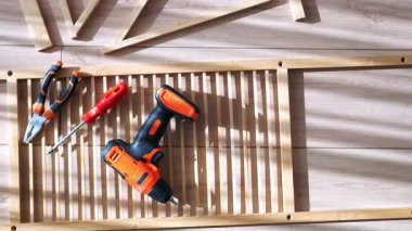 Araçlar bir iş yüzeyi üzerinde düzenlenmiştir, ev geliştirme projesi için hazırdırlar.