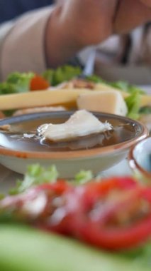 Taze malzemelerle bal ve kremanın tadını çıkarıyorum. .