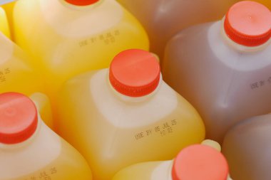 Marketteki renkli meyve suyu şişelerinin son kullanma tarihi.